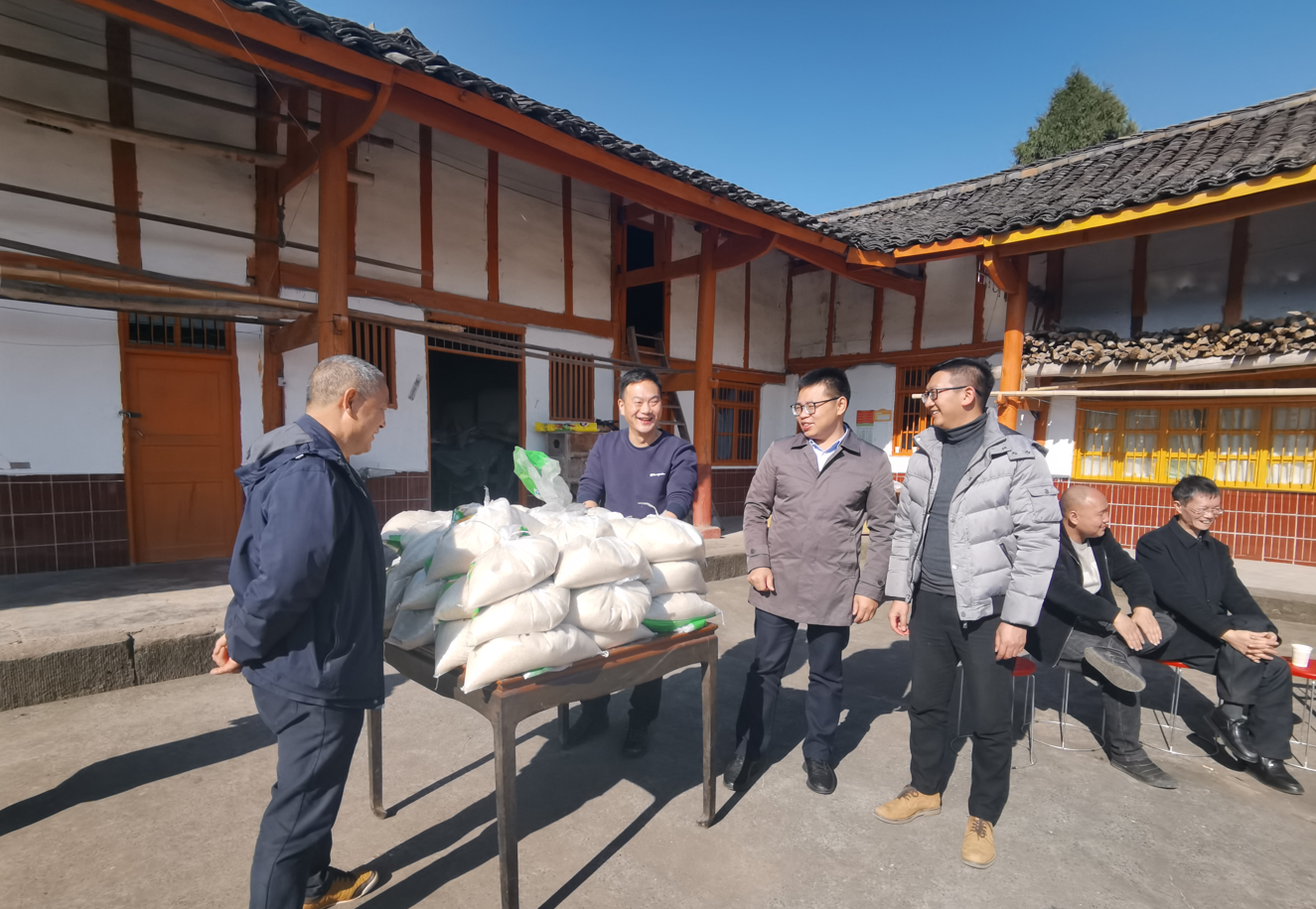 結對共建出真招 定點幫扶展新(xīn)貌 資管公(gōng)司黨委赴金華村開展黨建共建活動